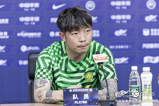 第34分钟，霍伊伦禁区内回敲，拉什福德劲射被马丁内斯扑出。